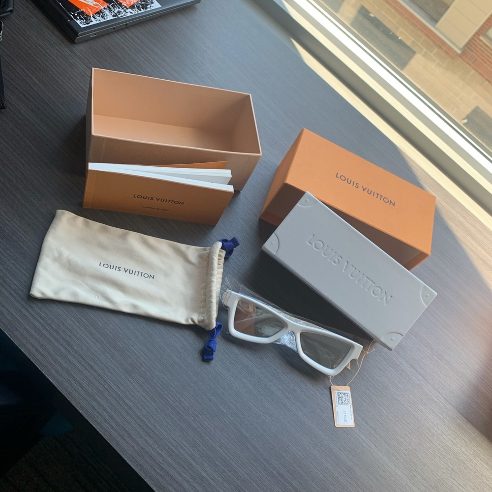 Louis Vuitton Sunglasses (retail 1025!!!)